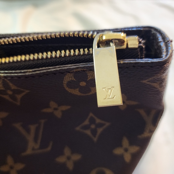 Louis Vuitton Tote - Picture 5 of 9